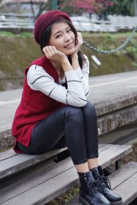 长腿美丽人妻CC姐穿紧身皮裤采摘草莓