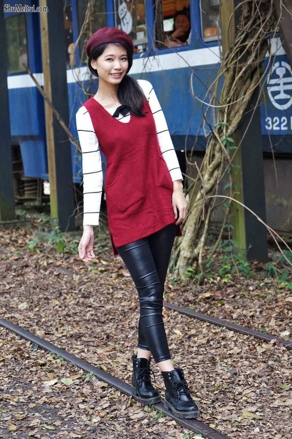 长腿美丽人妻CC姐穿紧身皮裤采摘草莓[第8张/共31张]