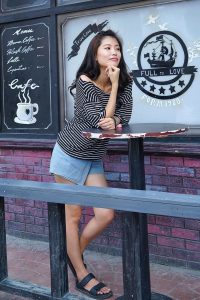 喜欢拍照片的CC姐外出翘二郎腿