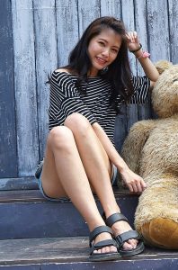 喜欢拍照片的CC姐外出翘二郎腿