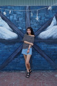 喜欢拍照片的CC姐外出翘二郎腿