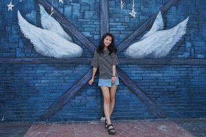 喜欢拍照片的CC姐外出翘二郎腿