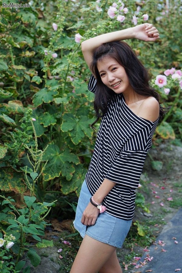 喜欢拍照片的CC姐外出翘二郎腿[第9张/共10张]