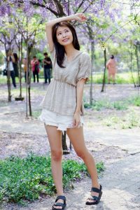 美丽人妻CC姐超短热裤能看到大腿根