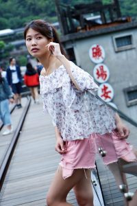 美丽人妻CC姐超短粉色热裤美腿外拍