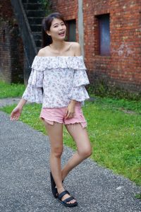 美丽人妻CC姐超短粉色热裤美腿外拍