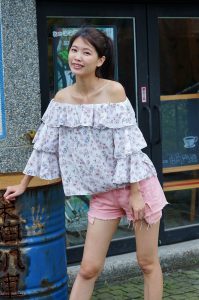 美丽人妻CC姐超短粉色热裤美腿外拍