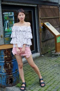 美丽人妻CC姐超短粉色热裤美腿外拍