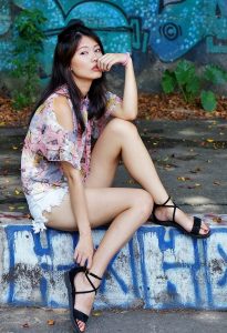 漂亮人妻CC姐阳光下白花花的大腿