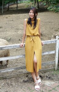 美腿人妻CC姐穿长裙不时把腿漏出来拍摄