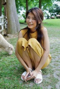 美腿人妻CC姐穿长裙不时把腿漏出来拍摄