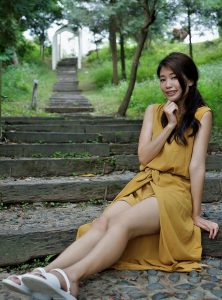 美腿人妻CC姐穿长裙不时把腿漏出来拍摄