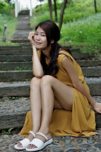 美腿人妻CC姐穿长裙不时把腿漏出来拍摄