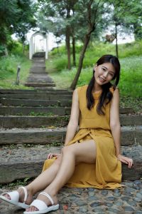 美腿人妻CC姐穿长裙不时把腿漏出来拍摄