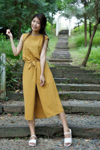 美腿人妻CC姐穿长裙不时把腿漏出来拍摄