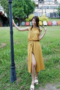 美腿人妻CC姐穿长裙不时把腿漏出来拍摄