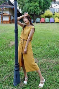 美腿人妻CC姐穿长裙不时把腿漏出来拍摄