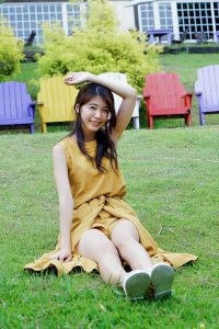 美腿人妻CC姐穿长裙不时把腿漏出来拍摄