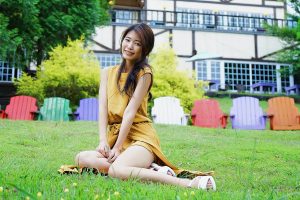 美腿人妻CC姐穿长裙不时把腿漏出来拍摄