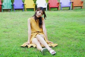 美腿人妻CC姐穿长裙不时把腿漏出来拍摄