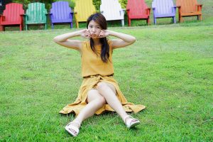 美腿人妻CC姐穿长裙不时把腿漏出来拍摄