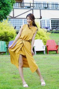 美腿人妻CC姐穿长裙不时把腿漏出来拍摄