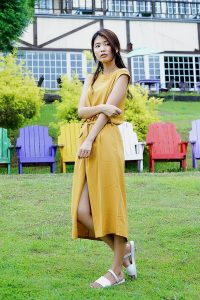 美腿人妻CC姐穿长裙不时把腿漏出来拍摄