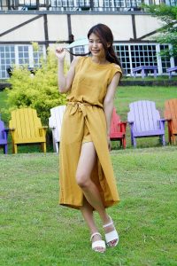 美腿人妻CC姐穿长裙不时把腿漏出来拍摄