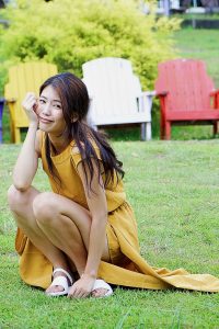 美腿人妻CC姐穿长裙不时把腿漏出来拍摄