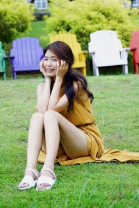 美腿人妻CC姐穿长裙不时把腿漏出来拍摄