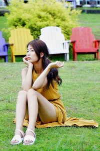 美腿人妻CC姐穿长裙不时把腿漏出来拍摄