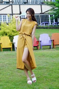 美腿人妻CC姐穿长裙不时把腿漏出来拍摄