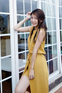 美腿人妻CC姐穿长裙不时把腿漏出来拍摄