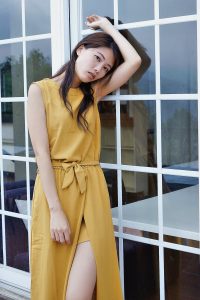 美腿人妻CC姐穿长裙不时把腿漏出来拍摄