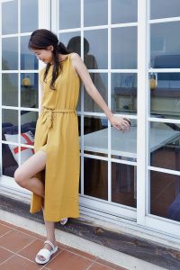 美腿人妻CC姐穿长裙不时把腿漏出来拍摄