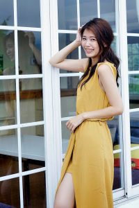 美腿人妻CC姐穿长裙不时把腿漏出来拍摄