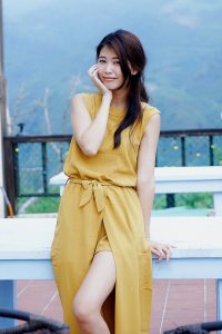 美腿人妻CC姐穿长裙不时把腿漏出来拍摄