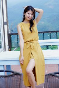 美腿人妻CC姐穿长裙不时把腿漏出来拍摄