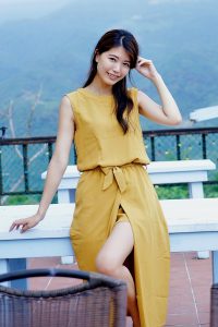 美腿人妻CC姐穿长裙不时把腿漏出来拍摄