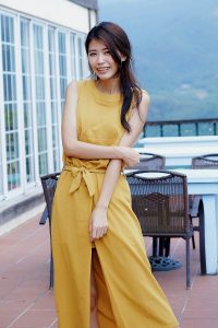 美腿人妻CC姐穿长裙不时把腿漏出来拍摄