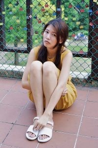 美腿人妻CC姐穿长裙不时把腿漏出来拍摄