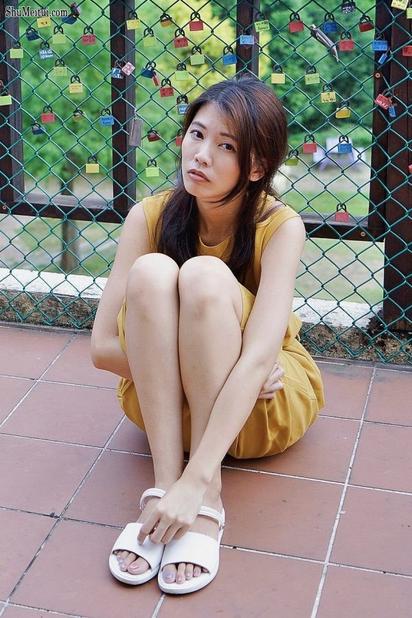 美腿人妻CC姐穿长裙不时把腿漏出来拍摄[第51张/共66张]