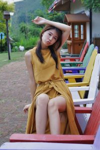 美腿人妻CC姐穿长裙不时把腿漏出来拍摄