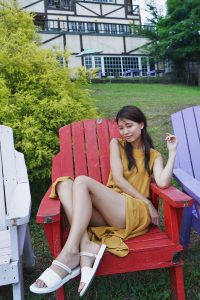 美腿人妻CC姐穿长裙不时把腿漏出来拍摄