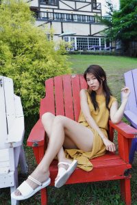 美腿人妻CC姐穿长裙不时把腿漏出来拍摄