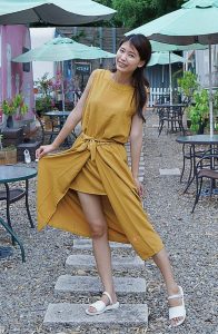 美腿人妻CC姐穿长裙不时把腿漏出来拍摄