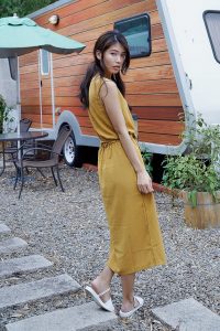 美腿人妻CC姐穿长裙不时把腿漏出来拍摄