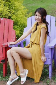 美腿人妻CC姐穿长裙不时把腿漏出来拍摄