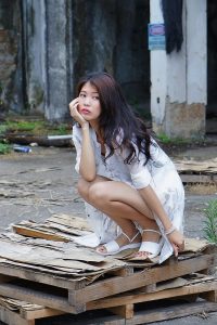 美腿人妻CC姐废旧厂房拍摄短裤腿部线条十分优美