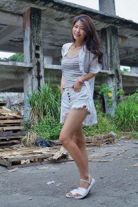 美腿人妻CC姐废旧厂房拍摄短裤腿部线条十分优美